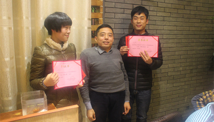 明日之星与王总合影