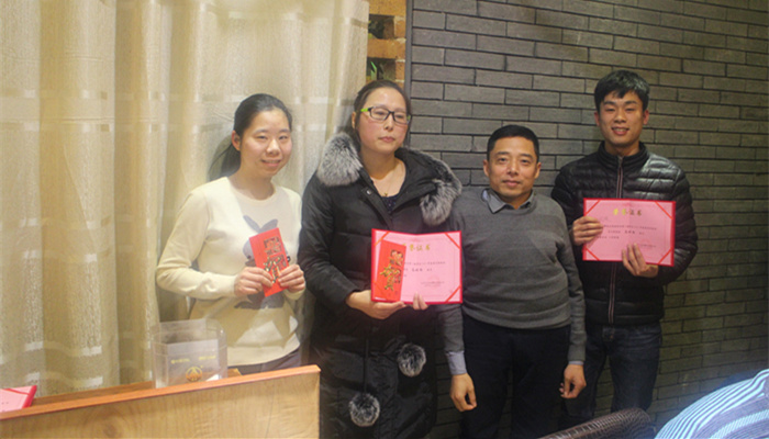 及时雨与王总合影